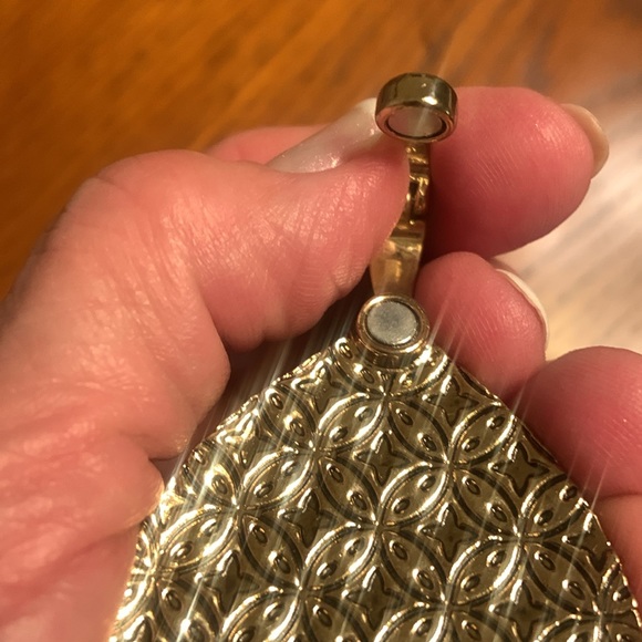 BEAUTIFUL New Premier Designs Gold Tone Pendant w/Wide Magnetic Closure Clasp - Picture 6 of 17